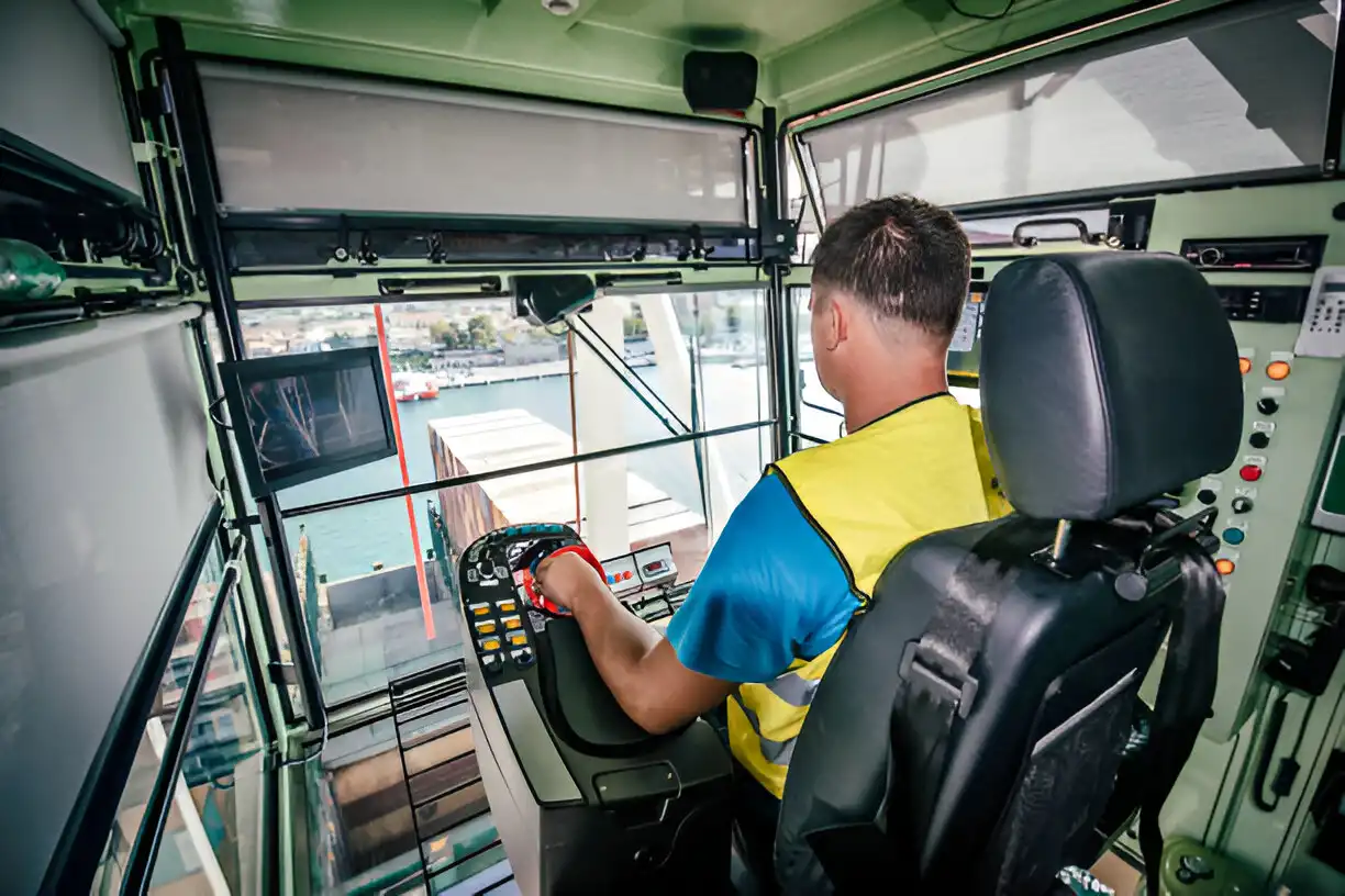 Pentingnya Keselamatan Kerja untuk Operator Crane